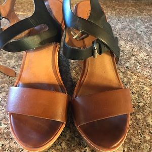 Mossimo tan and black wedge sandals